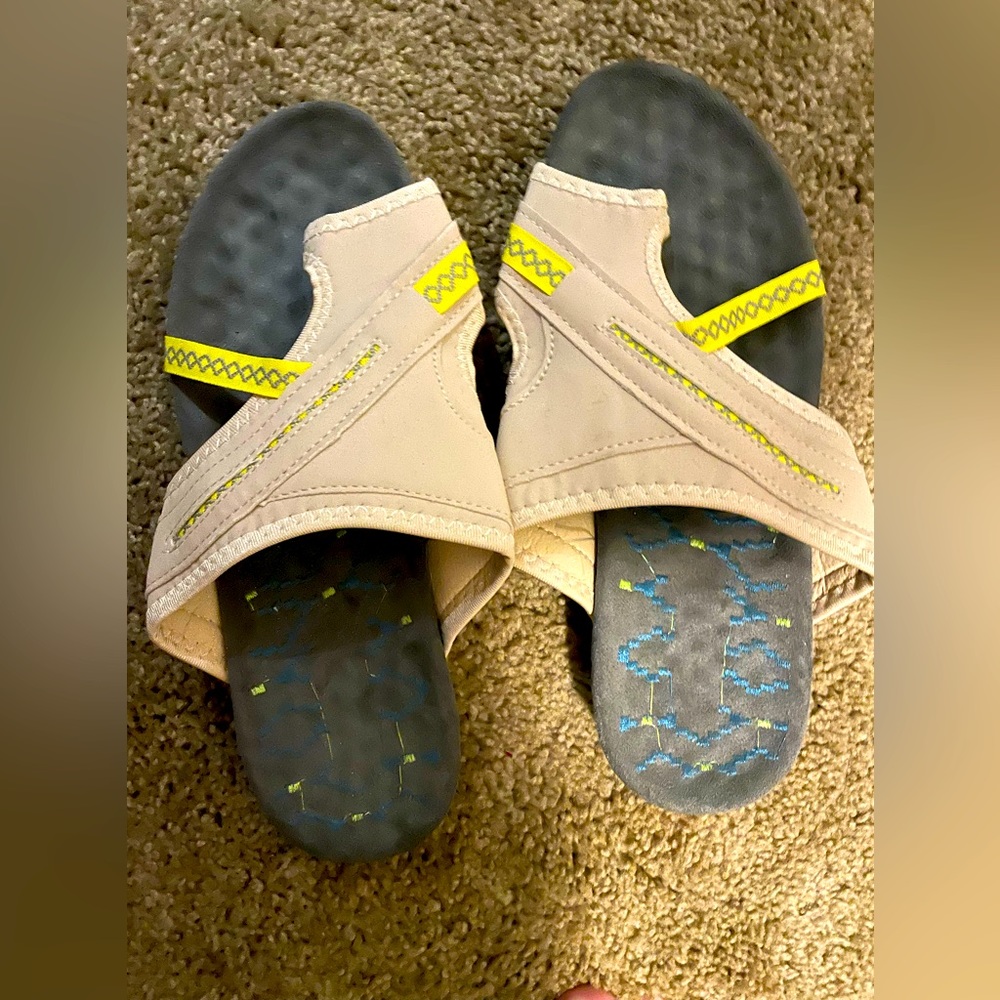 Women’s toe thong sandal